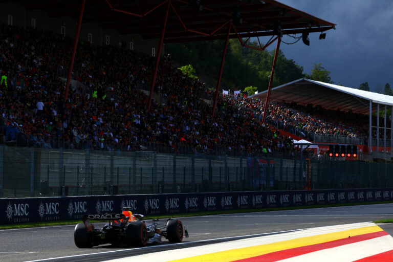 Alonsóval csapattársa babrált ki, Verstappen épphogy legyőzte a McLaren újoncát a sprintkvalifikáción