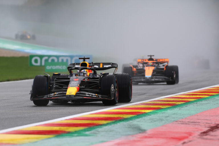Verstappen a rossz taktika ellenére nyert, Hamiltont megbüntették, miután ütközött Pérezzel