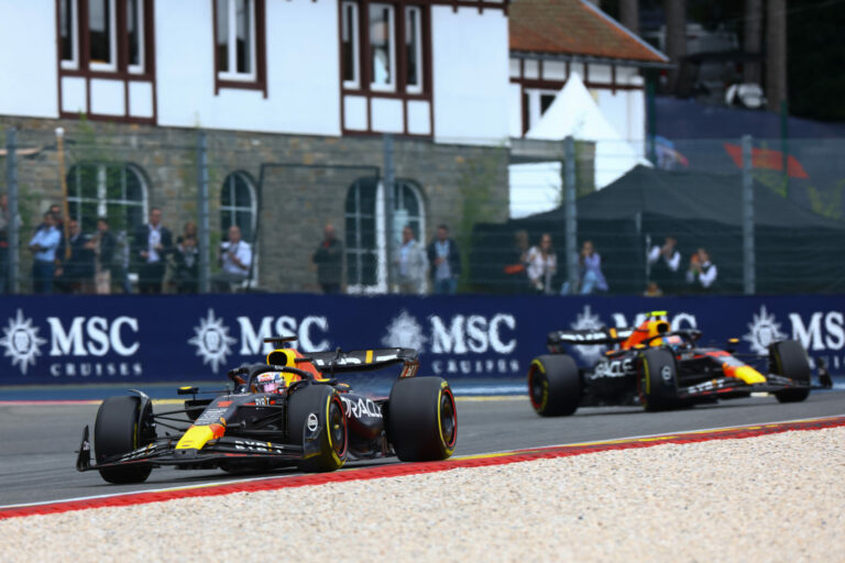 Csapattársa és az eső sem tudott Verstappen útjába állni, a 6. helyről is simán nyert Spában