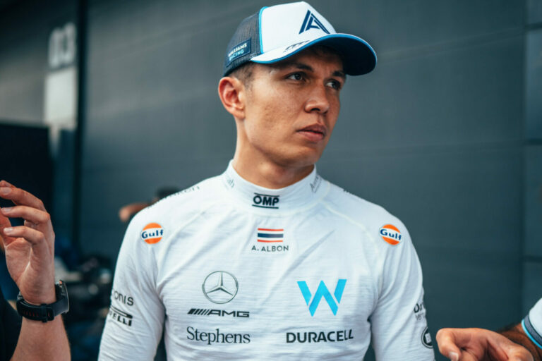 Szó szerint minden futamon szétszakad a háta a Williams pilótájának
