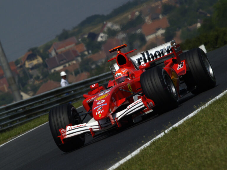Michael Schumacher majdnem elütött egy pályára rohanó beavatkozót a 2005-ös Magyar Nagydíjon (videó)