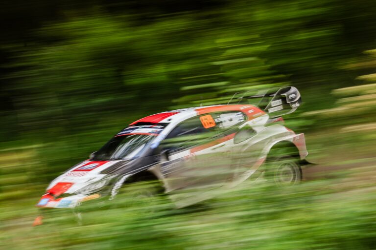 Rovanpera lassúnak érzi, de így is vezet a Finn Rallyn, Lappi elesett az esőben + videók