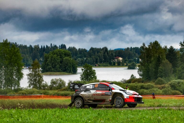 Harc a tizedekért a Finn Rally pályáinak mély nyomai között
