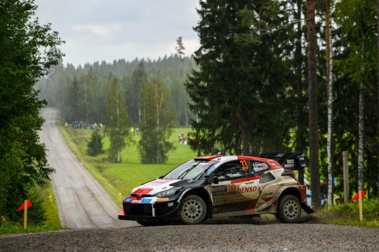 Evans szárnyal a Finn Rallyn, hatalmas csata a harmadik helyért és a WRC2-ben