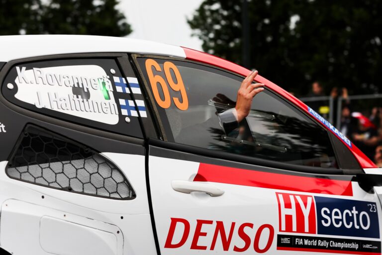 Igazi ritkaság! Ilyen volt Kalle Rovanpera Finn Rallyja Katsuta oktatásától a kórházi vizsgálatokig (videó)