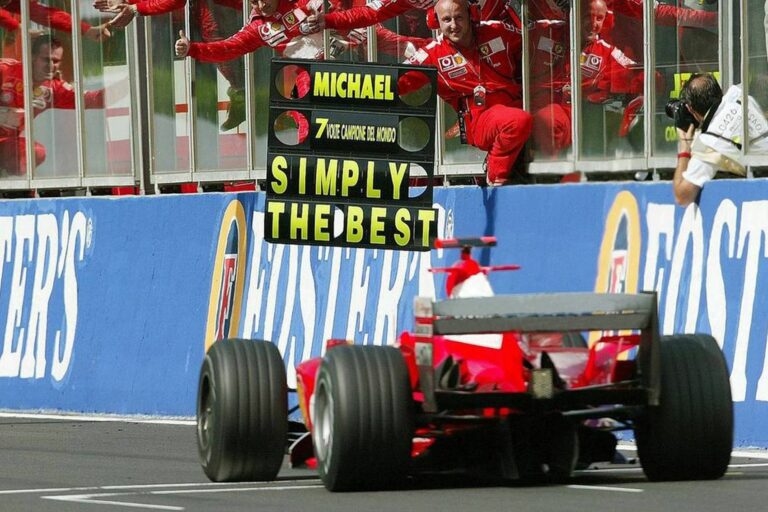 Kaotikus futamon írt történelmet Schumacher, Räikkönen már fiatalon is visszaszólt a csapatának