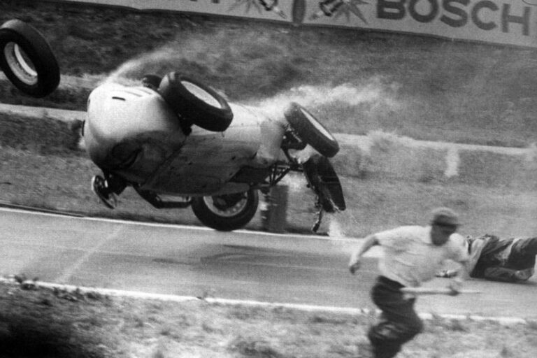 Kirepült az autóból, majd sértetlenül elsétált a pilóta a legkülönlegesebb F1-es futamon
