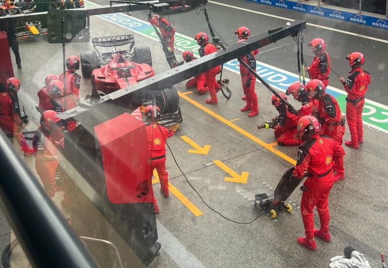 A Ferrari kerekek nélkül akart kereket cserélni, ami ismét megmutatta, óriási bajok vannak Maranellóban (videó)