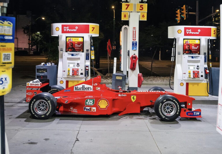 Schumacher 24 évvel ezelőtti Ferrarijával találkozni egy benzinkúton? – Kanadában ez is megtörténhet (videó)