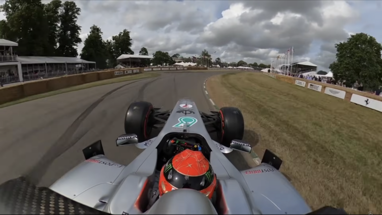 Így pörgött Mick Schumacher apja 12 éves Mercedesével (videó)