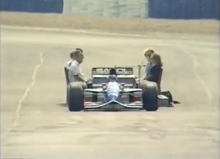 Vasárnapi ebéd mellé: így kell F1-es autóval lerántani az asztalterítőt (videó)