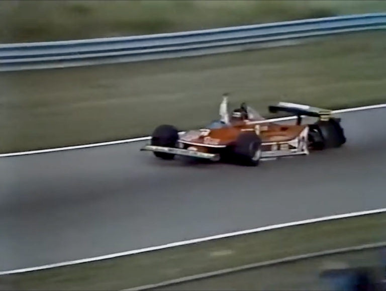 Vakmerő vagy felelőtlen? – Gilles Villeneuve ezen a napon száguldott 3 keréken a Ferrarival (videó)