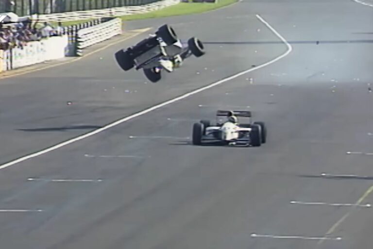 Sennáék és Hamiltonék háborúja, óriási szaltó – legendás ütközéseket gyűjtött össze az F1 (videó)