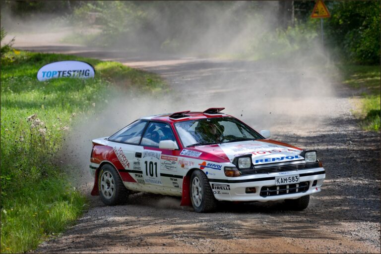 Latvala is rajthoz áll a Lappföld Rallyn