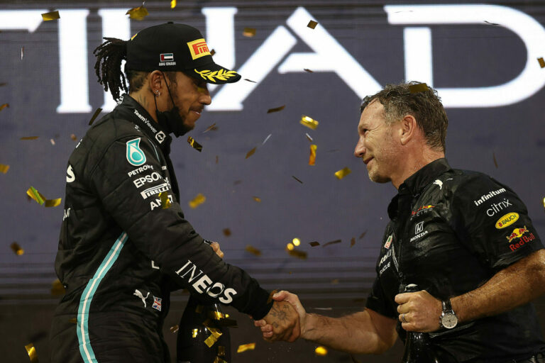 Hamilton visszavágott a Red Bull vezérének, aki saját csapatával hozta őt hírbe