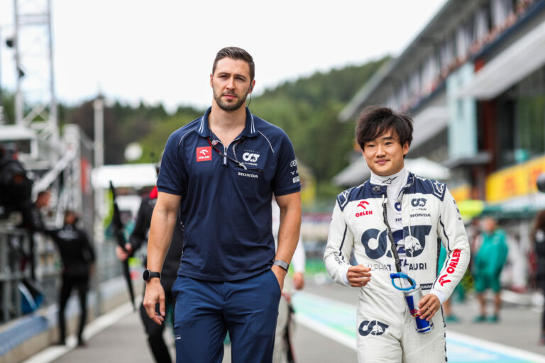 Edzője majdnem megvakította egy golflabdával az F1 japán pilótáját
