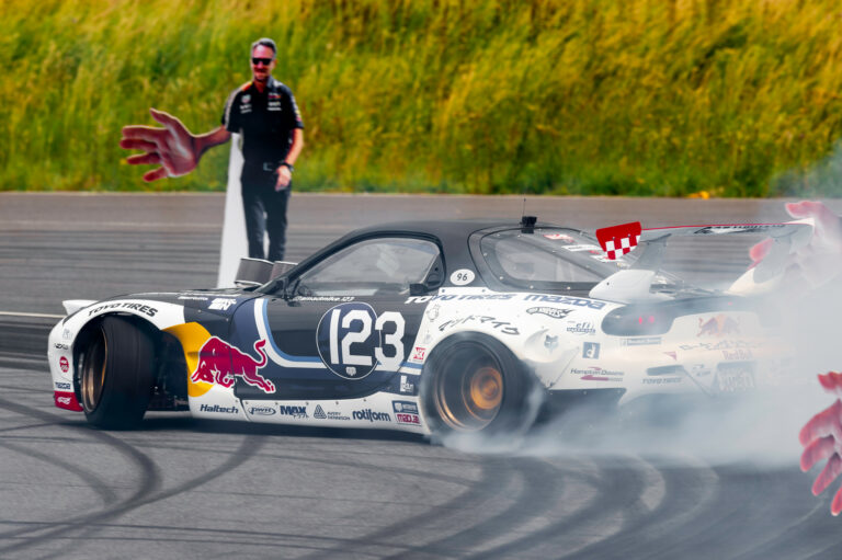 Verstappen kipróbálta, milyen 600 zabolázatlan lóerővel ledriftelni Christian Horner kezét (videó)
