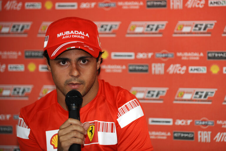 Massa a Mercedes főnökével példálózva helyezne nyomást a Ferrarira, hogy álljanak mellé
