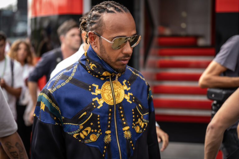 Lewis Hamilton oktatónak állt, 54 ezer forintért bárki beülhet az óráira