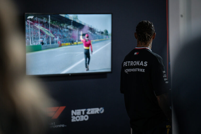 Úgy tűnik, a Mercedes ki akarta tenni a csapatból Hamiltont, hogy aztán mindenkit sokkoljon