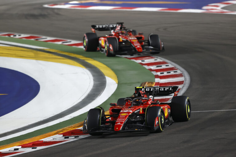 Ezzel a bevállalós döntéssel arathatott volna kettős győzelmet a Ferrari Szingapúrban
