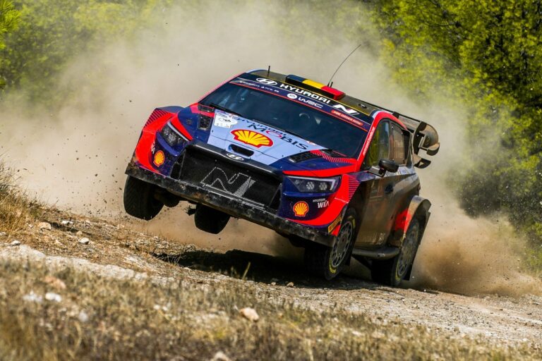 Akropolisz Rally 1. nap: Neuville szoros csatában Ogier előtt