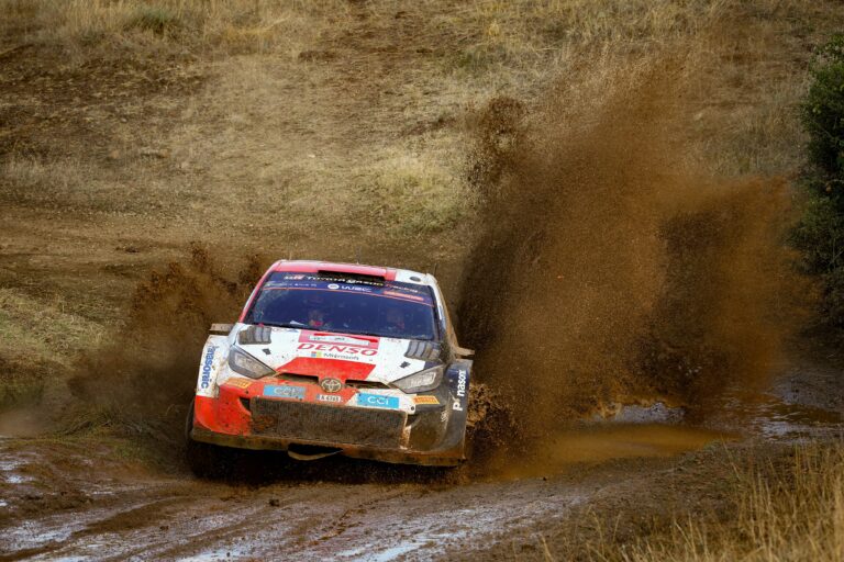 Komoly támadásba lendültek a Toyoták szombat reggel az Akropolisz Rallyn