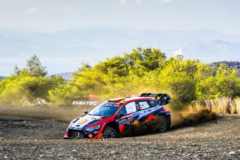 Ogier hibázott, Neuville rákapcsolt és újra vezet, Lappi defektes kereket cserélt az Akropolisz Rallyn