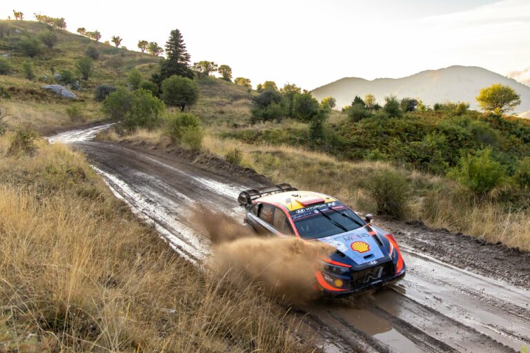 Sordo válaszolt Evans-nek, csak az Akropolisz Rally utolsó szakaszán dől el a második hely