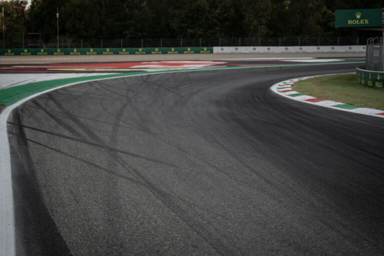 Nem haladnak a munkálatok a történelmi pályán, az F1 főnöke próbál nyomást gyakorolni