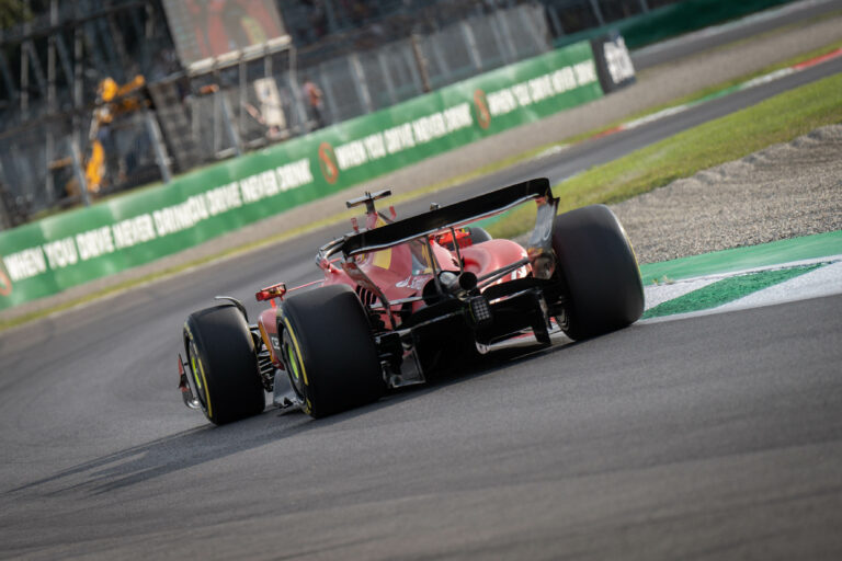 A Ferrari legyőzte Verstappent és megúszta a büntetést az elképesztően szoros monzai időmérőn
