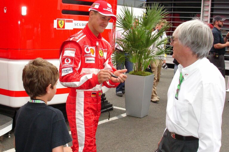 Ecclestone zsarolására hátrált meg a terrortámadások miatt drasztikus lépést fontolgató Schumacher