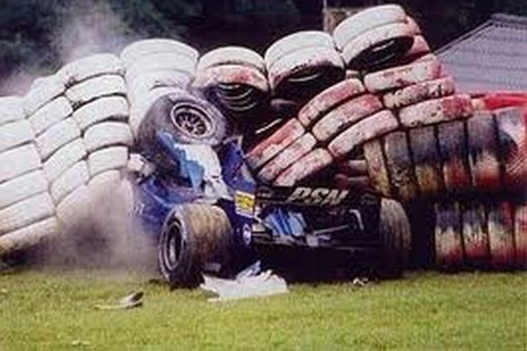 Horrorbaleset a Schumacher rekordját hozó futamon, Senna halála akadályozta meg az újabb tragédiát