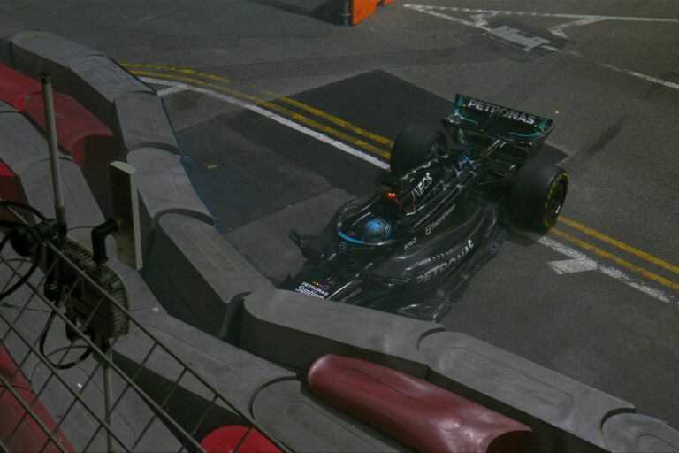 Drámai befejezést hozott a Mercedes merész húzása, a Ferrari szakította meg a Red Bull győzelmi sorozatát