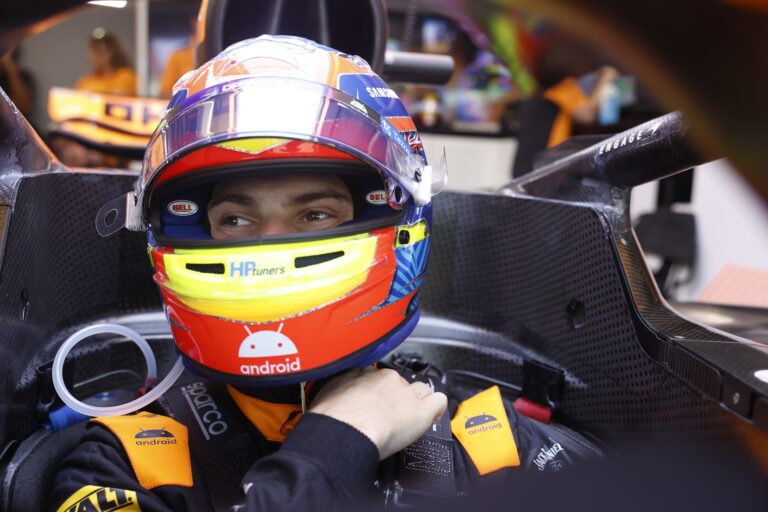 Szerződést hosszabbított a tavalyi F1-es átigazolási piac botrányhőse