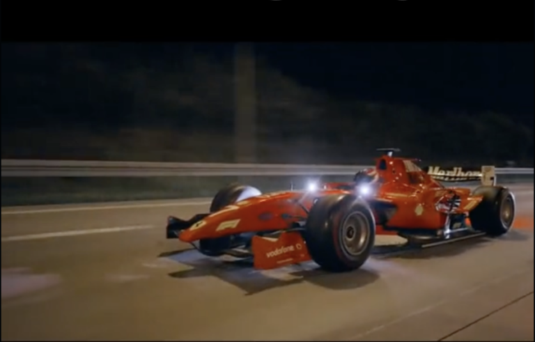 Újra lecsapott, most éjszaka száguldott a cseh autópályán „Räikkönen Ferrarija” (videó)