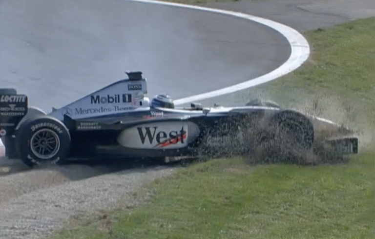 24 éve: Häkkinen a sövény mögött zokogott baklövése után (videó)