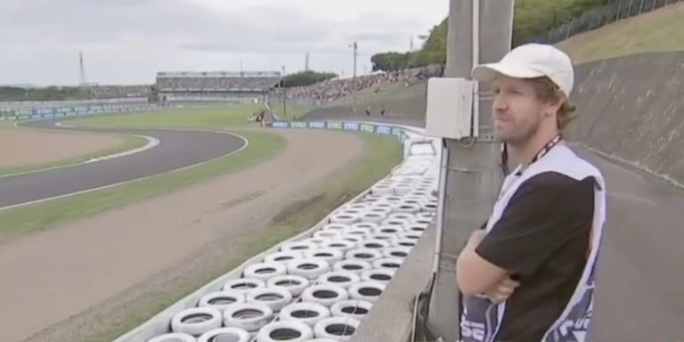 Ezt látni kell, Vettel csillogó szemekkel nézte a kedvenc pályája mellől az F1-es autókat (videó)