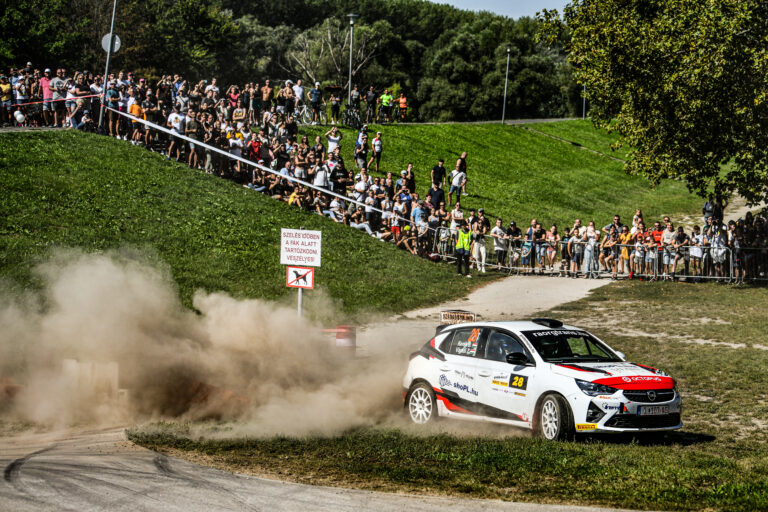 Élet-halál ura a rallykon; másodpercek alatt dönt; kap „hideget meg hideget”, ki az?