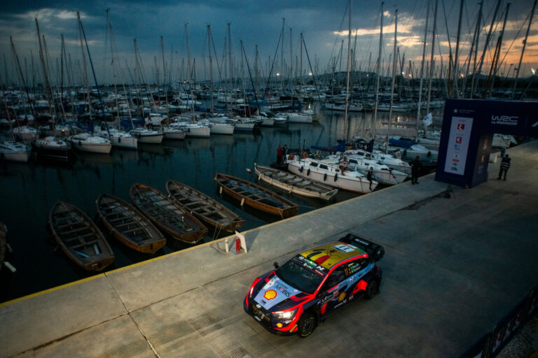 Neuville vezet, Evans defekt, Loubet el sem rajtolt pénteken az Akropolisz Rallyn