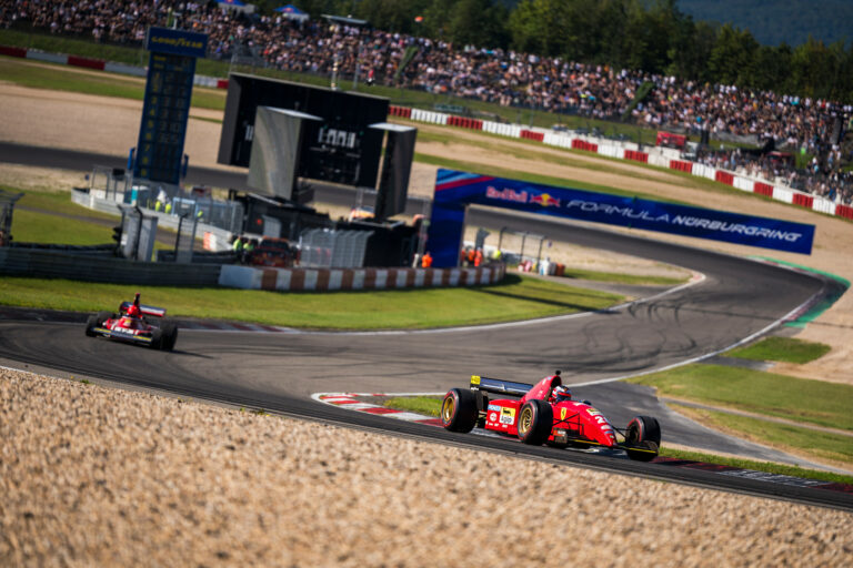 Felbőgött a V12-es Ferrari;  Vettel világbajnok autóját vezette a legendás pályán (videók, képek)