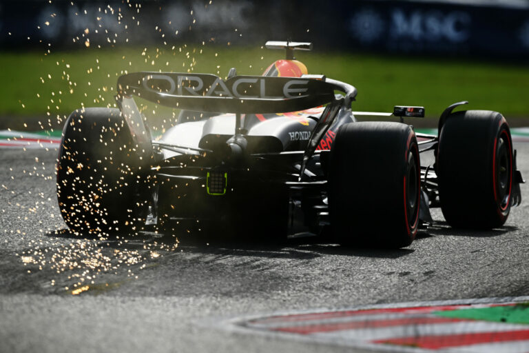 A szenvedő pilóta újabb balesete után Verstappen erődemonstrációval tért vissza a pole pozícióba