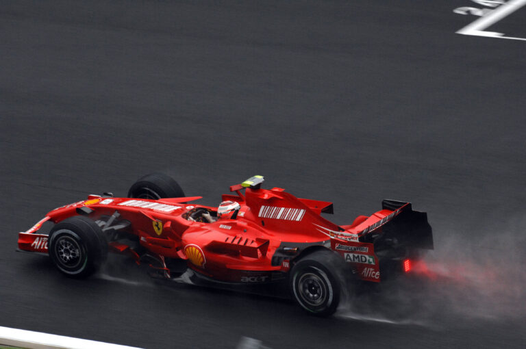 Lábon lőtte a Ferrari, majd Räikkönen a sírból hozta vissza a futamot, ami később vb-címet ért neki