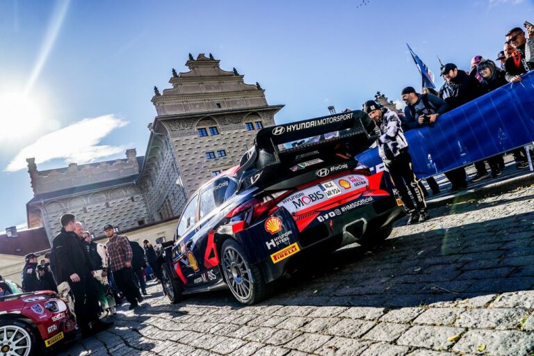 Neuville vezet Tanak előtt csütörtök este a Közép-Európa Rallyn