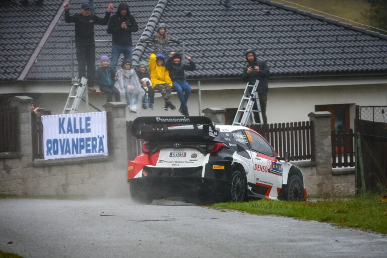 Rovanpera növelte előnyét, szakaszt töröltek a nézők miatt a Közép-Európa Rallyn, kiderült Ogier problémája