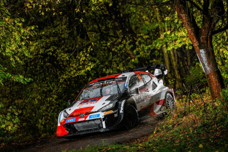 Közép-Európa Rally 1. nap: Rovanpera szárnyalt az esős cseh pályákon, nagy lépést tett második vb címe felé