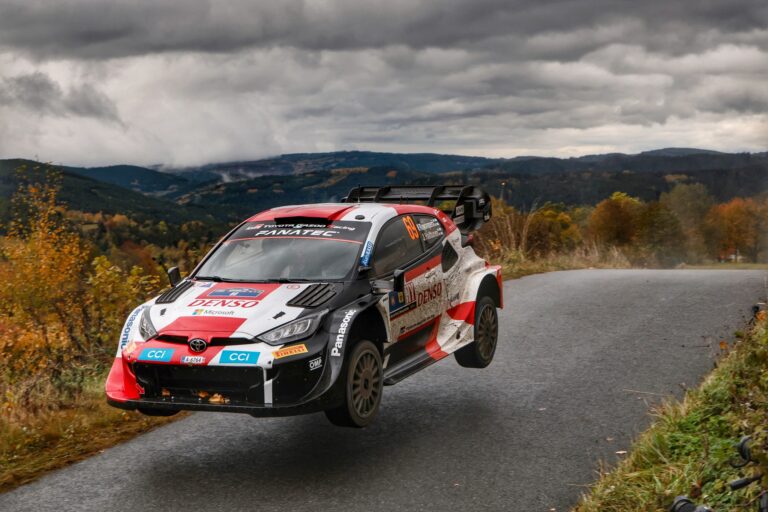 Ogier csaknem kiállt, Evans a félő Rovanpera hibájában bízik a Közép-Európa Rallyn