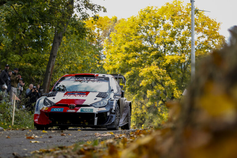 Evans hibázott, Rovanpera a világbajnoki cím kapujában, Neuville vezeti a Közép-Európa Rallyt