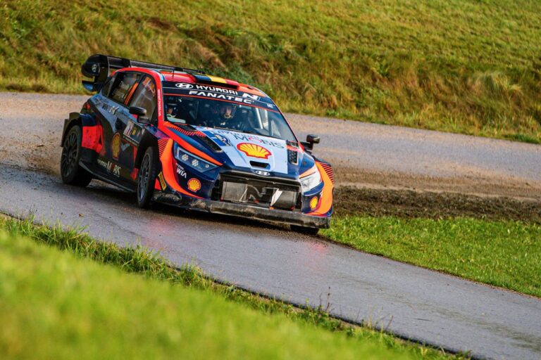 Közép-Európa Rally 2. nap: Neuville a győzelem kapujában, Rovanpera és Mikkelsen közel a második vb címhez