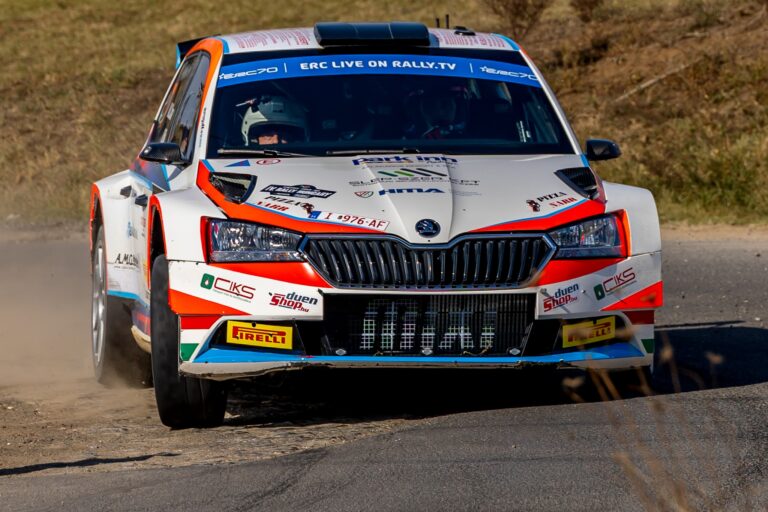 Rally Hungary 1. nap: Csomós Mixi vezet Mads Ostberg és Vincze Ferenc előtt, Marczyk 500 méterrel a cél előtt esett
